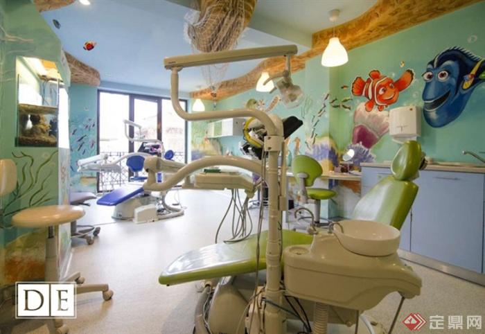 国外精美的儿童牙科诊所-牙椅医疗设施彩绘墙
