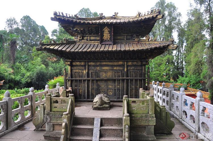 太和宫金殿又名铜瓦寺,位于昆明市区东北郊7公里处的鸣凤山麓,坐东
