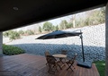 庭院景观,遮阳伞,桌椅,木板铺装,青砖围墙