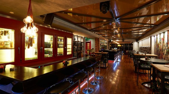 酒吧,吧台,高脚凳,吊灯,桌椅组合,酒柜,木地板