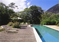 游泳池,躺椅,地面铺装,常绿乔木,遮阳伞,住宅景观