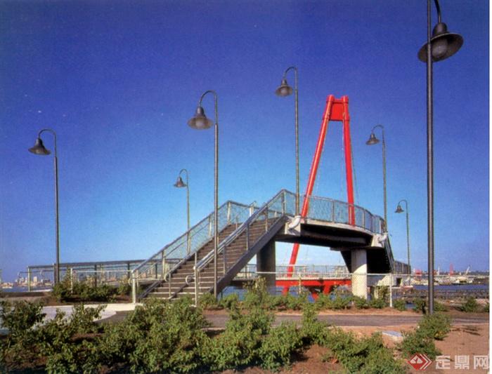 高架桥,铁艺栏杆,台阶,灌木植物,路灯