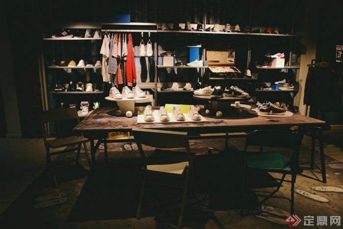 展示桌子,椅子,展示架,鞋子,衣服,鞋店