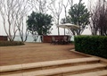 木平台,台阶,灌木带,景观树,桌椅,阳伞,住宅景观