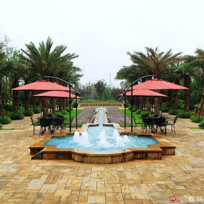 喷泉水池景观,水池壁,地面铺装,遮阳伞,桌椅,花卉植物,住宅景观