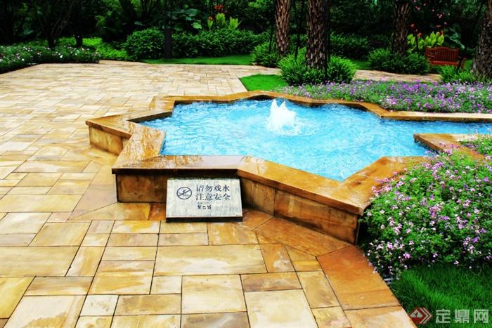 喷泉水池景观,地面铺装,标示牌,水池壁,花卉植物,草坪