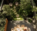 餐桌椅,地面铺装,汀步,地被植物,花灌木,围墙,庭院景观