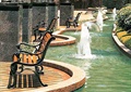 喷泉水池景观,桌椅,矮墙,地面铺装,路灯,景观树,住宅景观