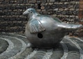 小鸟雕塑,青瓦地面