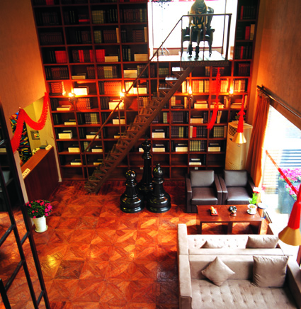 楼梯,书架,地面铺装,沙发,茶几,花钵,装饰摆件,餐厅