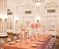 餐桌椅,餐具,水晶吊灯,捧花装饰,宴会厅