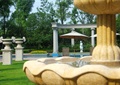 喷泉水池景观,廊架,雕塑小品,花钵,草坪,阳伞,住宅景观