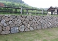 石墙,草坪,木栏杆,度假村景观
