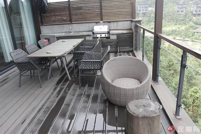 桌椅,藤编椅子,木桩,玻璃栏杆,木地板,阳台