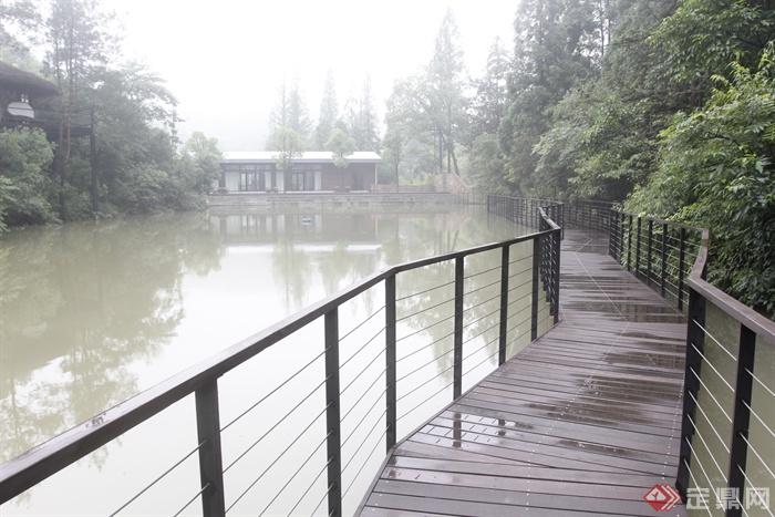木折桥,湖水景观,栏杆,景观树,度假村