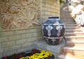 景墙,陶罐,台阶,景石,花卉植物