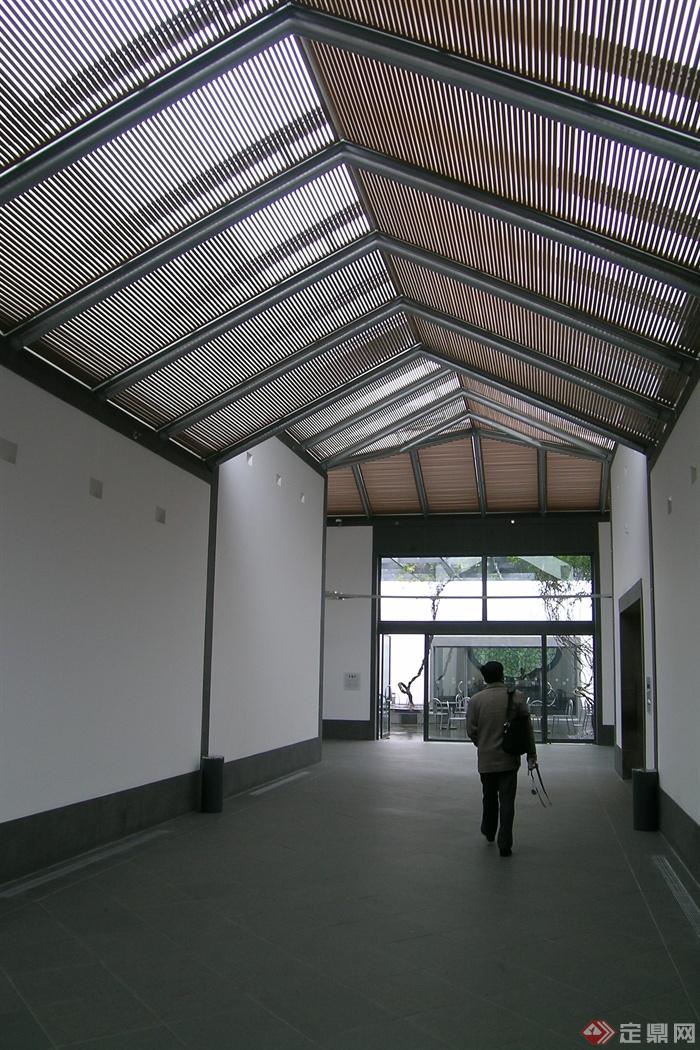 走廊,地面铺装,垃圾桶,天花吊顶,钢架结构屋顶