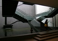楼梯,玻璃栏杆,台阶,地面铺装,博物馆