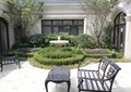 铁艺桌椅,喷泉水池景观,灌木丛,地面铺装,庭院景观