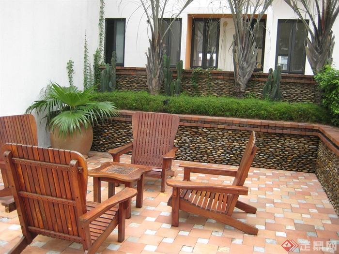 木桌椅,地面铺装,矮墙,卵石花池,种植池,景观树,庭院景观棕榈