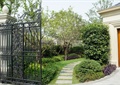 铁门,汀步,草坪,树池,围墙