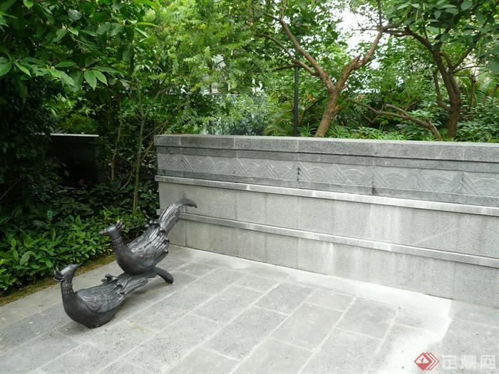 孔雀雕塑,树池,挡墙,挡墙种植池,地面铺装