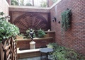 红砖墙,壁灯,吊兰植物,景墙,雕塑水景,桌椅,种植池,花卉植物,庭院景观