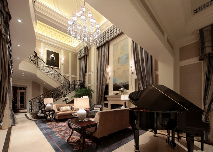 钢琴,桌子,沙发,地毯,楼梯,吊灯,客厅