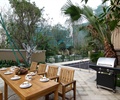 木质桌椅,烤箱,地面铺装,景观树,游泳池,庭院景观