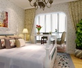 双人床,窗帘布艺,地毯,装饰画,盆栽植物,卧室