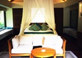 卧室,东南亚床,沙发座椅,飘窗