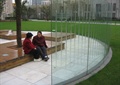 玻璃隔板,木平台,草坪