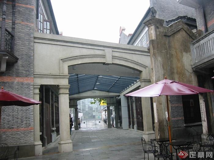 商业步行街,大门入口,遮阳伞坐凳组合,玻璃雨棚