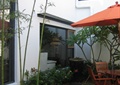 住宅庭院花园,种植池,伞座椅