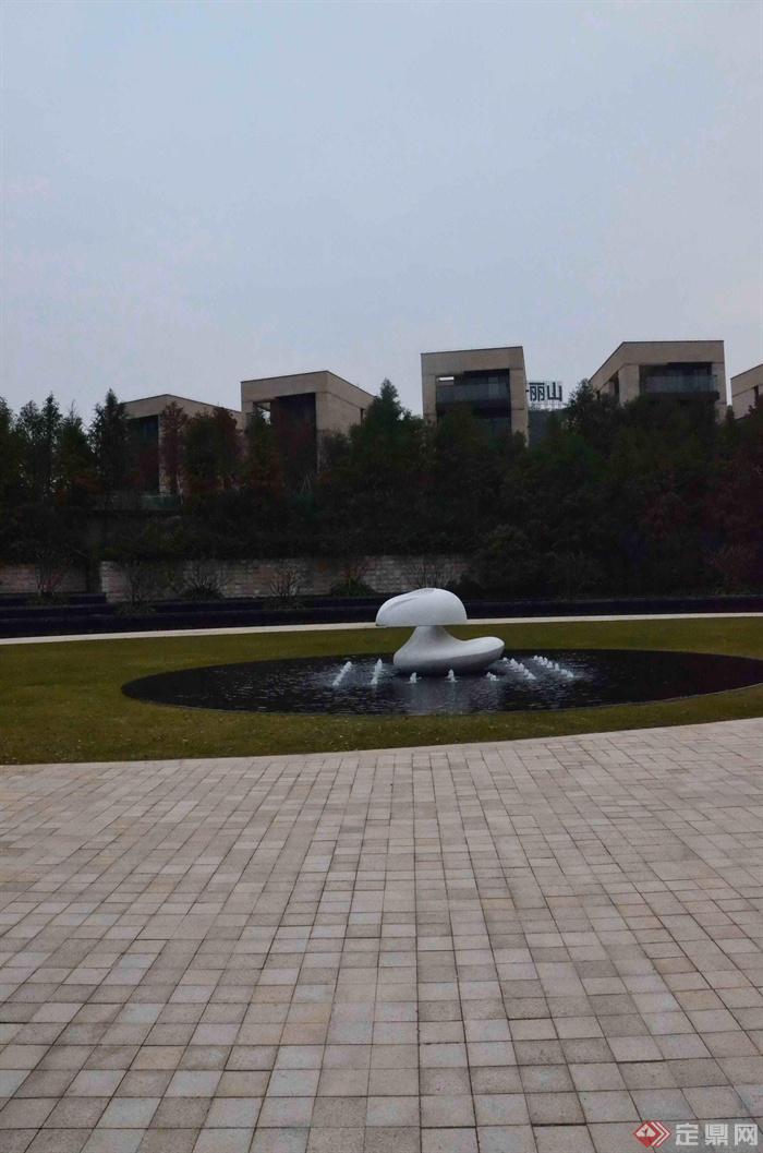 雕塑水池,石材铺装,草坪