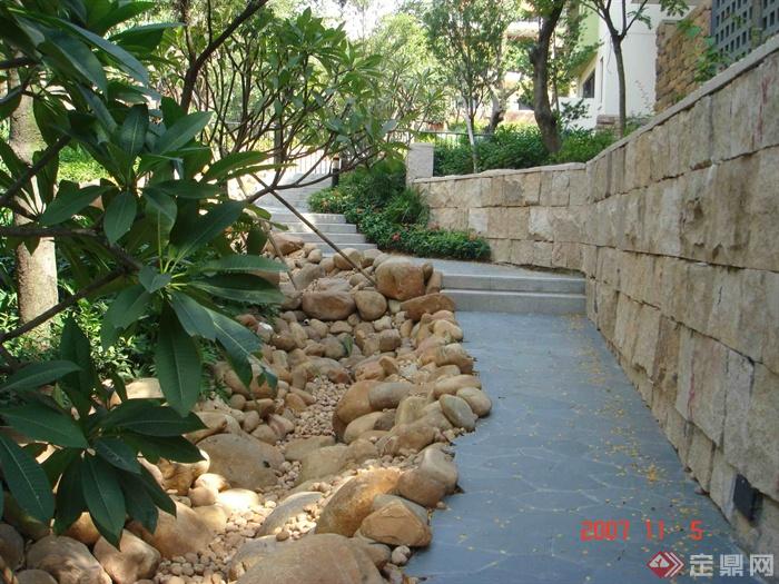 小区园路,自然石,矮墙,景墙