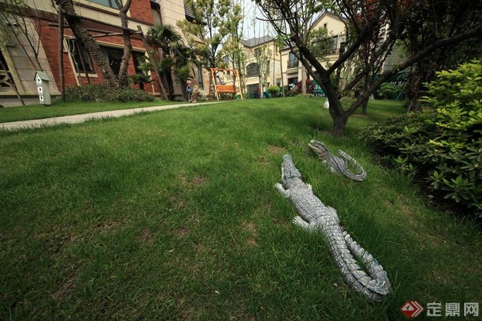 草坡景观,雕塑小品,鳄鱼雕塑,小区人行道