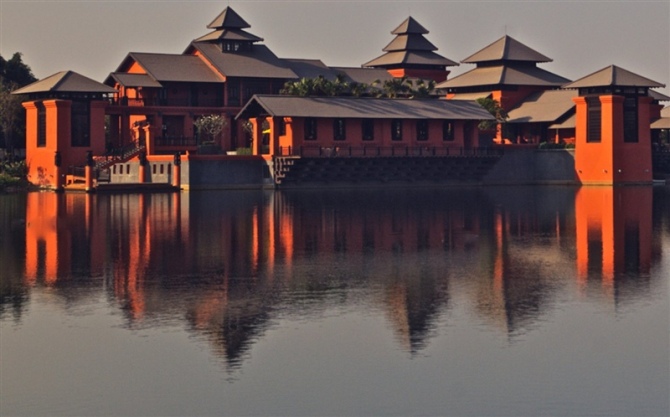 东南亚建筑群,镜面水池,水池景观