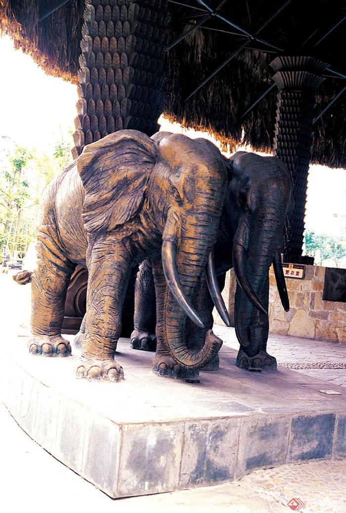 大象雕塑,茅草亭