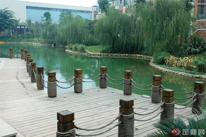 木平台,护栏,景观水池垂柳