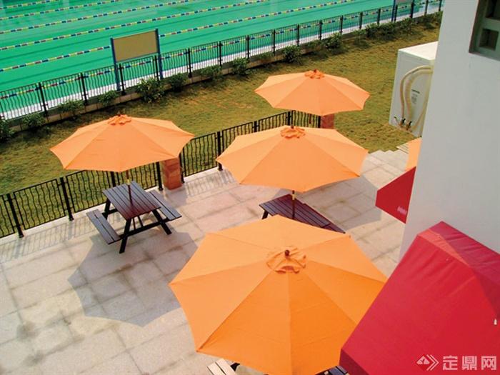 中庭景观,伞桌椅,遮阳伞,铁艺栏杆