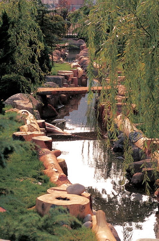 小区水池,水池水景,水池壁,独木桥