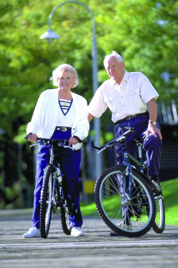老年活动区,老年人健身,骑行
