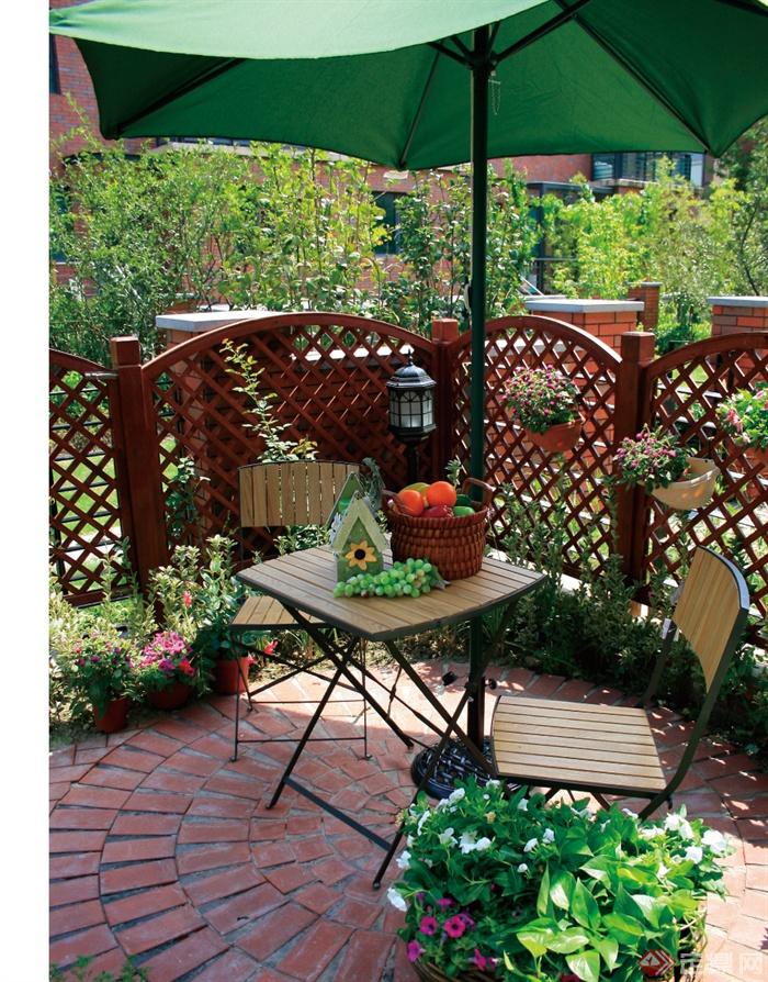 别墅庭院,庭院设计,围栏,遮阳伞桌椅组合,花钵