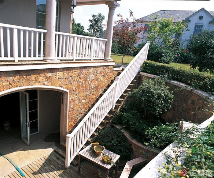 别墅庭院,庭院景观,台阶式种植池,楼梯栏杆