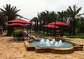 喷泉水池,遮阳伞,桌椅,砖块铺装