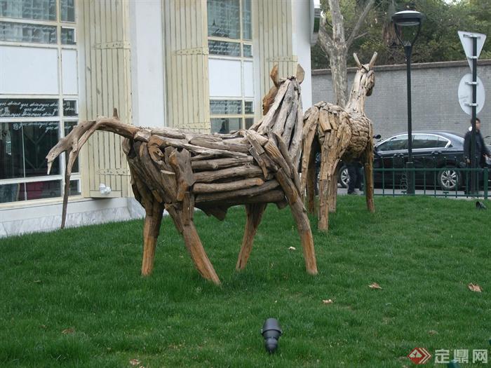 马雕塑,木马,草坪