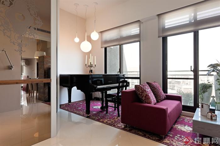 客厅,客厅沙发,钢琴,吊灯