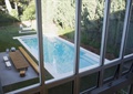 玻璃窗,庭院景观,浴池,桌凳